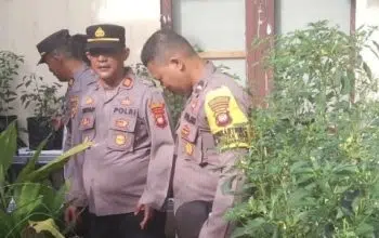 Program Ketahanan Pangan, Kapolsek Pontianak Utara Bersama Lakukan Perawatan Tanaman