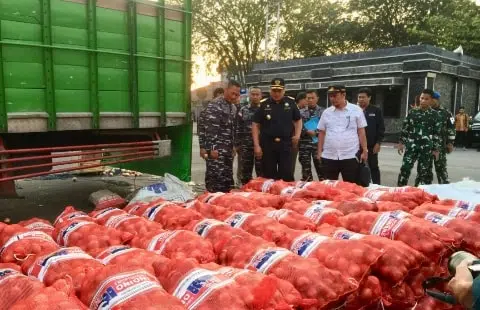 Lantamal XII Ungkap Penyelundupan Barang Ilegal, 3 Truck Bawa Bawang Bombay Sebanyak 47 Ton. Foto/Istimewa. 