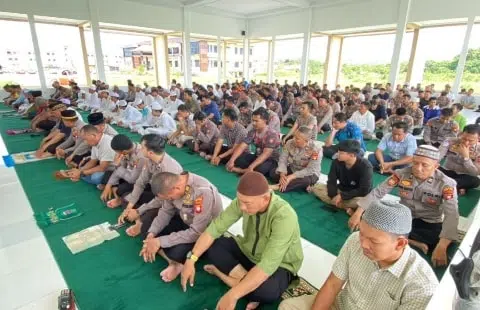 Sholat Jumat Perdana di Masjid Baitul Mukmin Polres Kubu Raya Dihadiri Habib Toha Al-Jufri. Foto/Istimewa. 