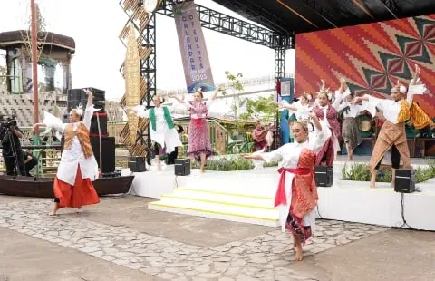 Puncak Saprahan Khatulistiwa, Pj Gubernur Launching Calender Of Event 2025 Provinsi Kalbar. Foto/Istimewa. 