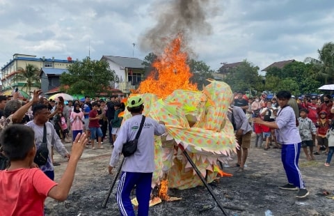 Ritual Pembakaran Naga di Kubu Raya Penutup Festival Cap Go Meh 2025