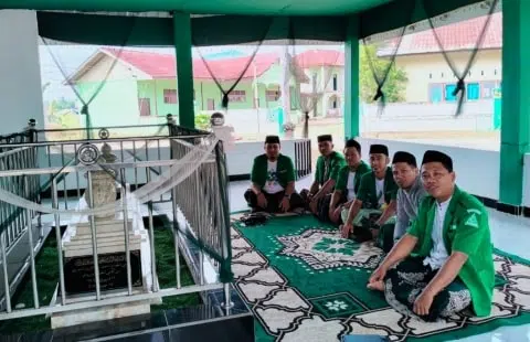 Jelang Ramadhan, PAC GP Ansor Sungai Kakap Ziarah ke Makam Pimpinan Pondok Pesantren. Foto/Istimewa. 