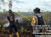 Polsek Sungai Raya Lakukan Pendinginan Lahan Bekas Karhutla di Desa Kuala Dua