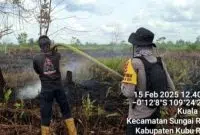 Polsek Sungai Raya Lakukan Pendinginan Lahan Bekas Karhutla di Desa Kuala Dua. Foto/Istimewa. 