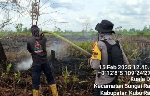 Polsek Sungai Raya Lakukan Pendinginan Lahan Bekas Karhutla di Desa Kuala Dua. Foto/Istimewa. 