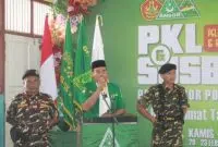 Ketua GP Ansor Kota Pontianak, Helmi Hasan saat memberikan sambutan dalam kegiatan PKL dan Susbalan, kamis, (19/02/25). Foto/Istimewa. 