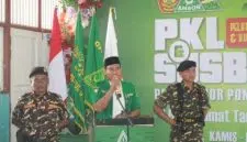 Ketua GP Ansor Kota Pontianak, Helmi Hasan saat memberikan sambutan dalam kegiatan PKL dan Susbalan, kamis, (19/02/25). Foto/Istimewa. 