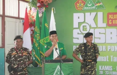 Ketua GP Ansor Kota Pontianak, Helmi Hasan saat memberikan sambutan dalam kegiatan PKL dan Susbalan, kamis, (19/02/25). Foto/Istimewa. 