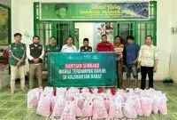 LAZISNU dan LP MA'ARIF PWNU Kalbar Salurkan Bantuan Sembako Untuk Korban Banjir. Foto/Istimewa. 