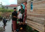 LAZIZNU Kalbar Berikan Bantuan Kepada Guru Ngaji, Cerita Ustad Qodir Yang Hidup Sederhana