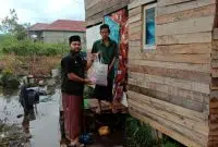 LAZIZNU Kalbar Berikan Bantuan Kepada Guru Ngaji, Cerita Ustad Qodir Yang Hidup Sederhana. Foto/Istimewa. 