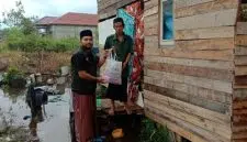 LAZIZNU Kalbar Berikan Bantuan Kepada Guru Ngaji, Cerita Ustad Qodir Yang Hidup Sederhana. Foto/Istimewa. 