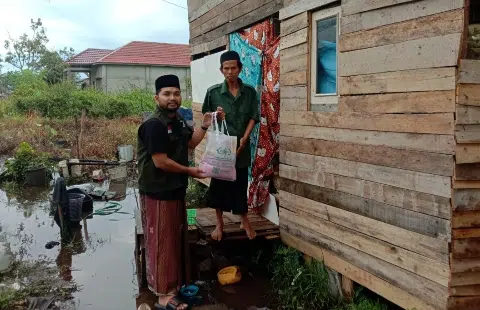 LAZIZNU Kalbar Berikan Bantuan Kepada Guru Ngaji, Cerita Ustad Qodir Yang Hidup Sederhana