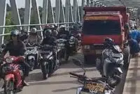 Truk Mogok di Jembatan Kapuas 2 Kubu Raya, Lalu Lintas Lumpuh Dua Jam. Foto/Istimewa. 