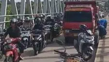 Truk Mogok di Jembatan Kapuas 2 Kubu Raya, Lalu Lintas Lumpuh Dua Jam. Foto/Istimewa. 