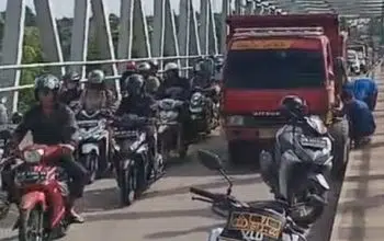 Truk Mogok di Jembatan Kapuas 2 Kubu Raya, Lalu Lintas Lumpuh Dua Jam