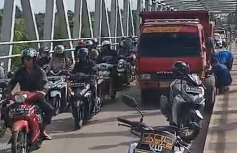 Truk Mogok di Jembatan Kapuas 2 Kubu Raya, Lalu Lintas Lumpuh Dua Jam