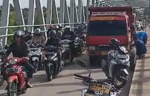 Truk Mogok di Jembatan Kapuas 2 Kubu Raya, Lalu Lintas Lumpuh Dua Jam. Foto/Istimewa. 