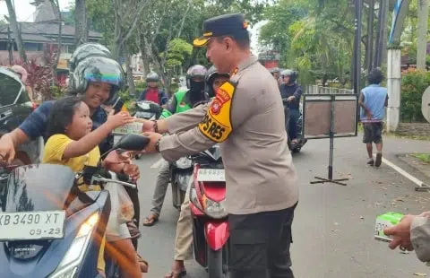 Kapolresta Pontianak Bagikan Takjil Ramadhan Untuk Masyarakat. Foto/Istimewa. 