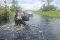 Banjir di Jalan Trans Kalimantan Sebabkan Kemacetan 7 Km, Polisi Atur Lalu Lintas. Foto/Istimewa. 