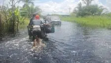 Banjir di Jalan Trans Kalimantan Sebabkan Kemacetan 7 Km, Polisi Atur Lalu Lintas. Foto/Istimewa. 