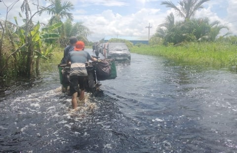 Banjir di Jalan Trans Kalimantan Sebabkan Kemacetan 7 Km, Polisi Atur Lalu Lintas