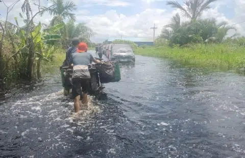 Banjir di Jalan Trans Kalimantan Sebabkan Kemacetan 7 Km, Polisi Atur Lalu Lintas. Foto/Istimewa. 