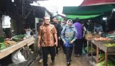 Bupati Kubu Raya Sujiwo Tinjau Pasar Menanjak di Desa Parit Baru. Foto/Istimewa. 