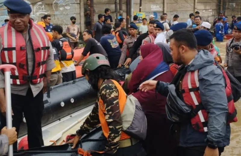 Bagana Ansor Evakuasi Korban Banjir Jabodetabek, Dirikan Dapur Umum hingga Pasok Logistik. Foto/Istimewa. 