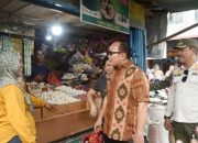 Tinjau Pasar Menanjak, Bupati Sujiwo: Kondisi Harga Stabil