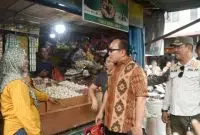 Tinjau Pasar Menanjak, Bupati Sujiwo: Kondisi Harga Stabil. Foto/Istimewa. 