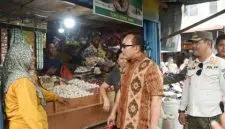 Tinjau Pasar Menanjak, Bupati Sujiwo: Kondisi Harga Stabil. Foto/Istimewa. 