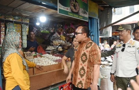 Tinjau Pasar Menanjak, Bupati Sujiwo: Kondisi Harga Stabil