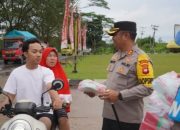 Polres Kubu Raya Bagi-Bagi Takjil Gratis di Bulan Ramadhan