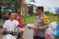 Polres Kubu Raya Bagi-Bagi Takjil Gratis di Bulan Ramadhan. Foto/Istimewa. 