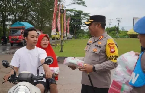 Polres Kubu Raya Bagi-Bagi Takjil Gratis di Bulan Ramadhan