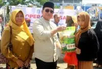 Gelar Pasar Murah, Bupati Sujiwo Tekan Inflasi dan Bantu Masyarakat Kubu Raya. Foto/Istimewa. 