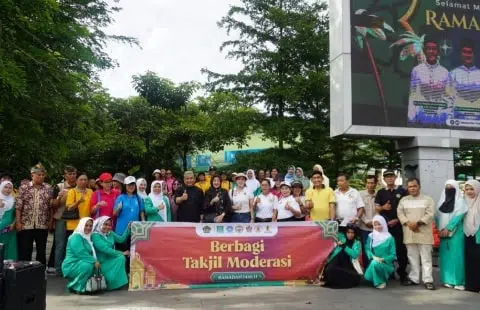 Fatayat NU Kalbar dan Organisasi Perempuan Lintas Agama Berbagi Takjil Moderasi. Foto/Istimewa. 