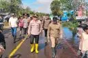 Bupati Sujiwo dan Polisi Bagikan 500 Paket Sembako Untuk Korban Banjir di Kubu Raya. Foto/Istimewa. 