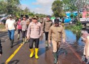 Bupati Sujiwo dan Polisi Bagikan 500 Paket Sembako Untuk Korban Banjir di Kubu Raya