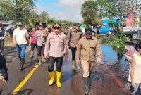 Bupati Sujiwo dan Polisi Bagikan 500 Paket Sembako Untuk Korban Banjir di Kubu Raya. Foto/Istimewa. 