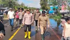 Bupati Sujiwo dan Polisi Bagikan 500 Paket Sembako Untuk Korban Banjir di Kubu Raya. Foto/Istimewa. 