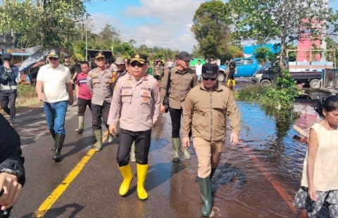 Bupati Sujiwo dan Polisi Bagikan 500 Paket Sembako Untuk Korban Banjir di Kubu Raya