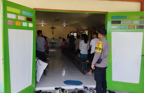 Polisi Jaga Keamanan Jemaat Saat Ibadah Minggu di Bulan Ramadhan