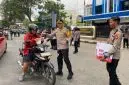 Polresta Pontianak Bagikan Takjil Kepada Masyarakat. Foto/Istimewa. 