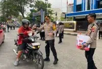 Polresta Pontianak Bagikan Takjil Kepada Masyarakat. Foto/Istimewa. 