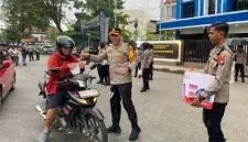 Polresta Pontianak Bagikan Takjil Kepada Masyarakat. Foto/Istimewa. 