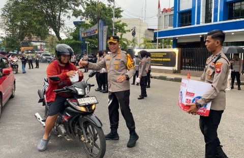 Polresta Pontianak Bagikan Takjil Kepada Masyarakat