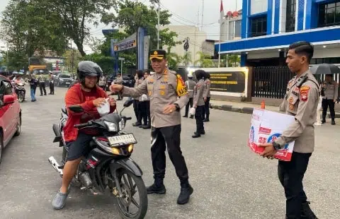 Polresta Pontianak Bagikan Takjil Kepada Masyarakat. Foto/Istimewa. 