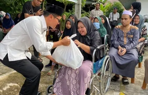 Momentum Ramadhan, Polda Kalbar Berbagi Dengan Guru Ngaji dan Masyarakat. Foto/Istimewa. 